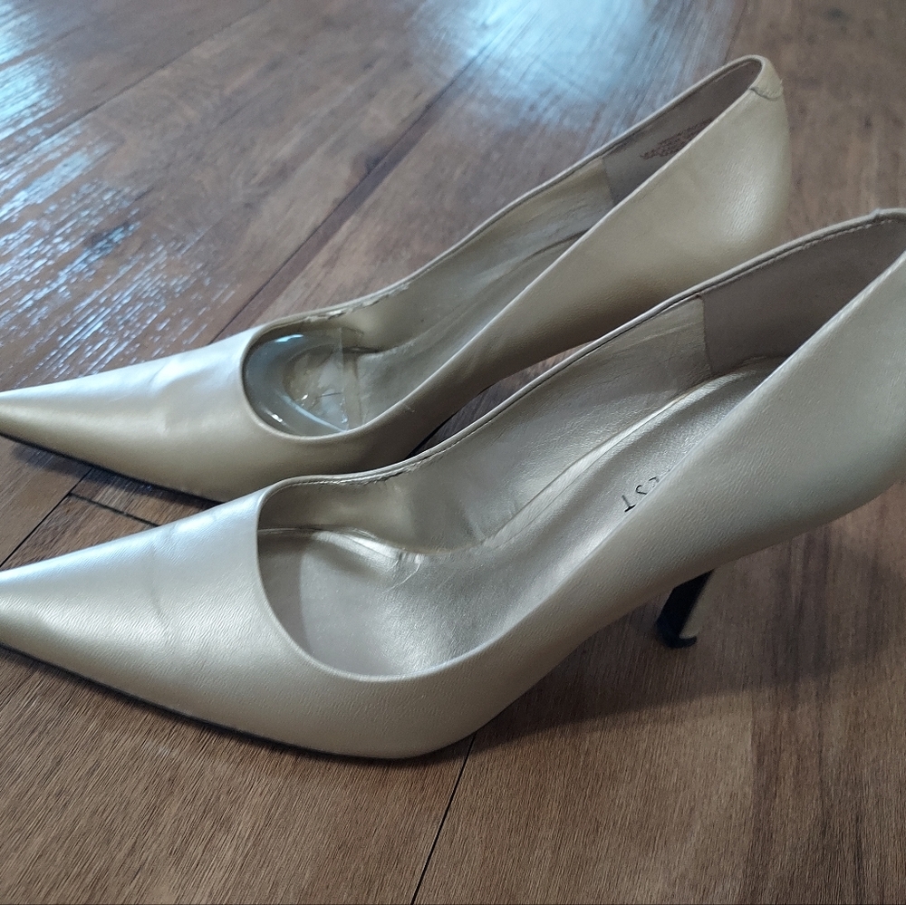 Gold leather stilettos, Nine West, 6.5 - Picture 4 of 8
